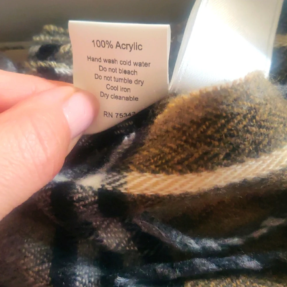 Zighilli Mens Two scarves presented in a gift box.